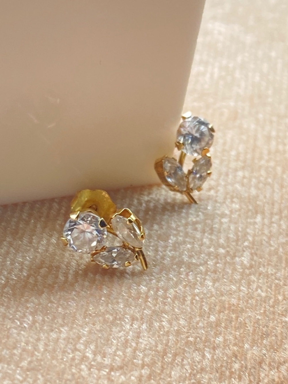 Vintage 1980s 10K Yellow Gold CZ Flower Girly Cute Stud Earrings Marquise Leaves